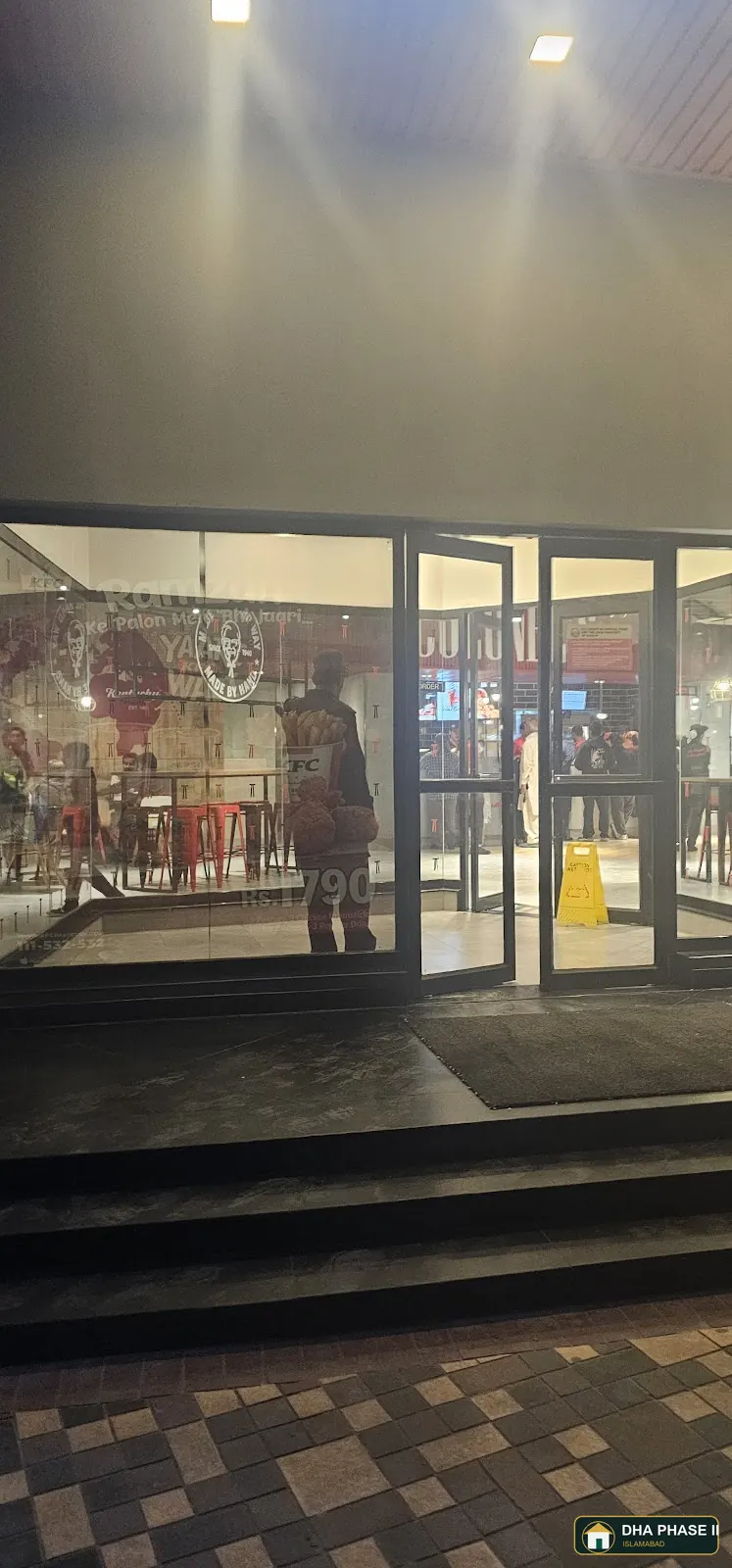 KFC Sector E, DHA Phase 2 Islamabad customer review photo 4 by Moiz Banoori
