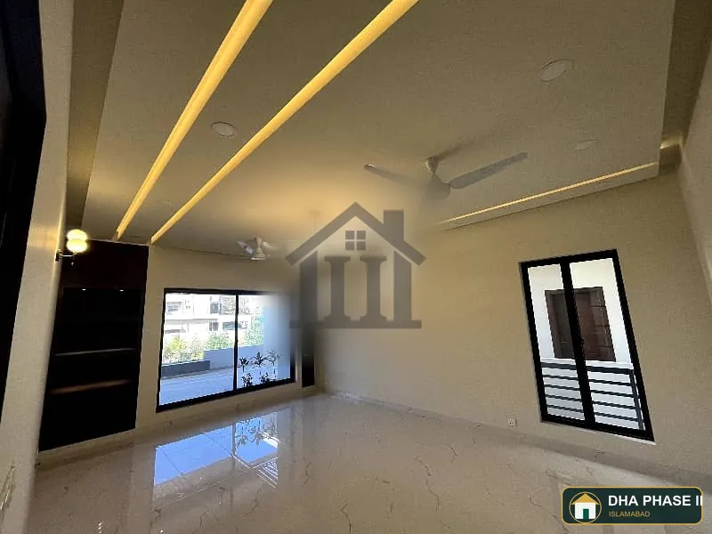 Top Class, Well Maintained 1 Kanal Upper Portion Available For Rent image 1